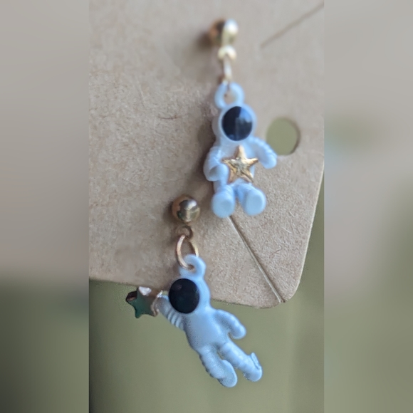 New white astronaut's catching gold stars stud closure earrings - Picture 2 of 9